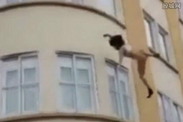 女子跳樓瞬間