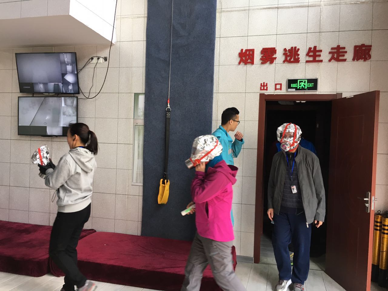 佩戴消防自救呼吸器的演練活動